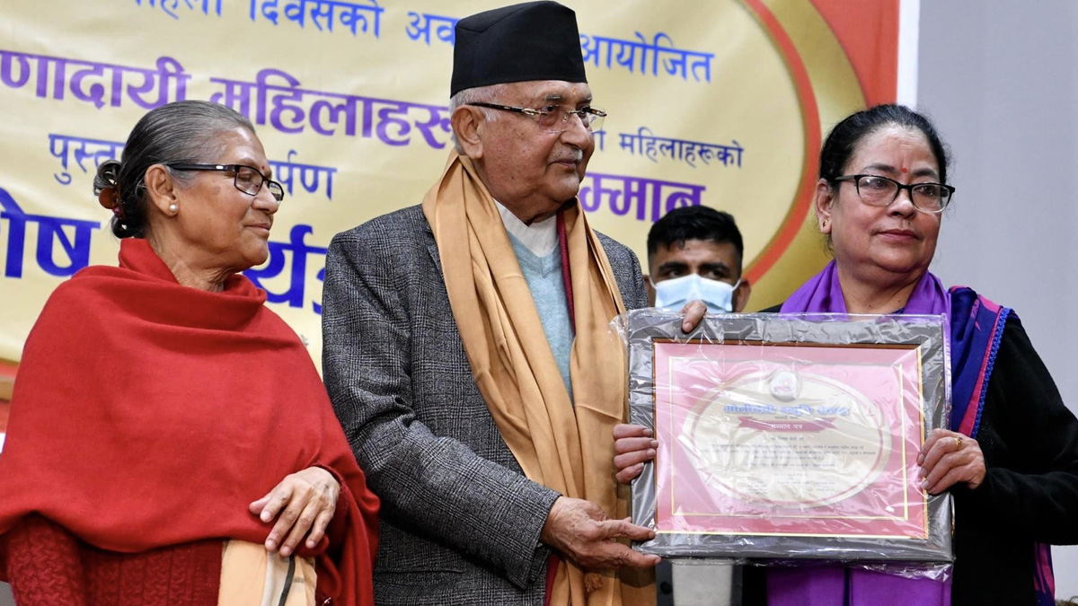 श्रमिक महिला दिवसको पूर्वसन्ध्यामा प्रेरणादायी महिलालाई सम्मान 